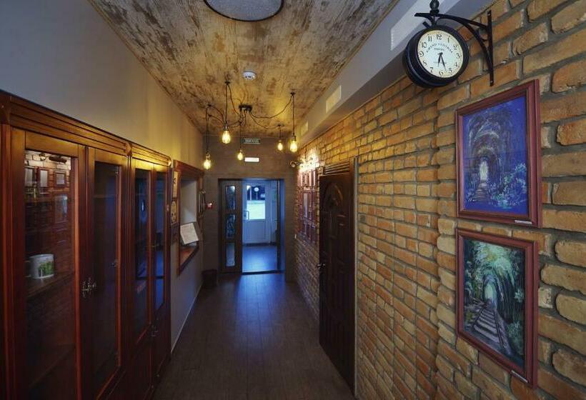 Hotel Tunnel Of Love