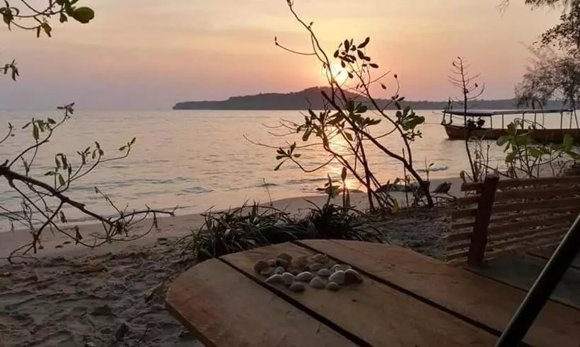 ペンション Crusoe Koh Takiev Island
