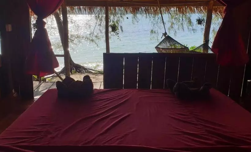 ペンション Crusoe Koh Takiev Island
