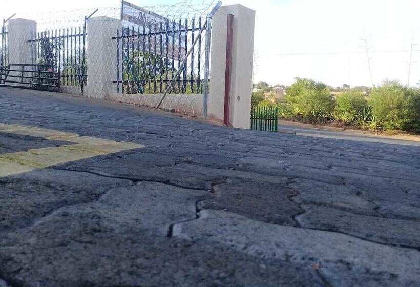 פנסיון Naledi Lodge & Guest Houses