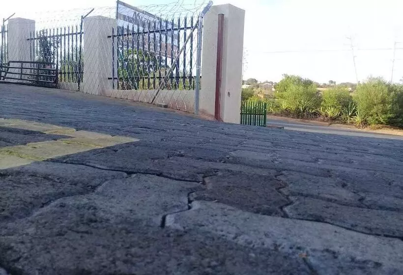 ペンション Naledi Lodge & Guest Houses