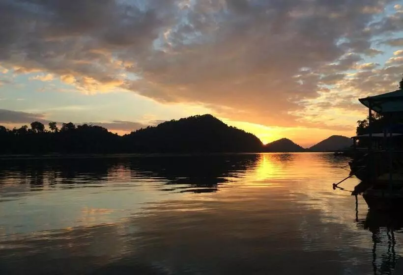 ペンション Pomelo Restaurant And Guesthouse S Fishermen & A Tammarine Bungalow Riverfront   Immerse In Nature