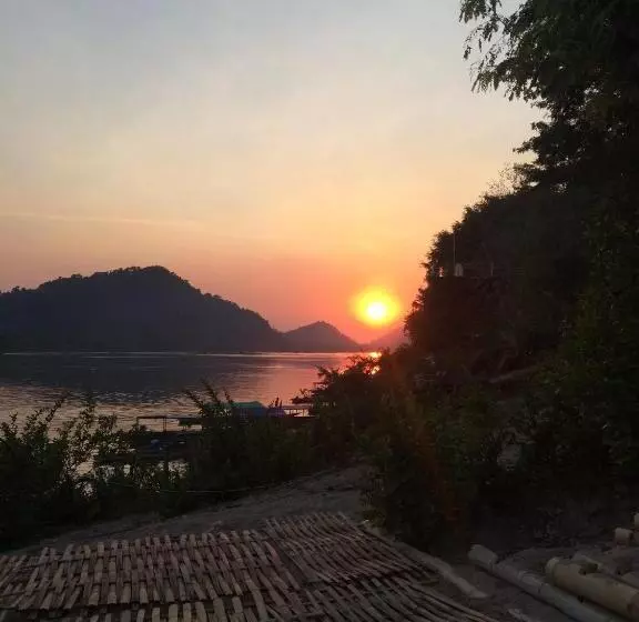 ペンション Pomelo Restaurant And Guesthouse S Fishermen & A Tammarine Bungalow Riverfront   Immerse In Nature