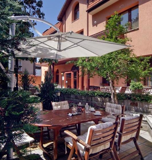 بنسيون Anita House