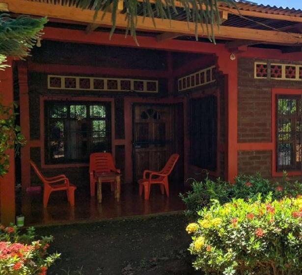 پانسیون El Güis Hostel