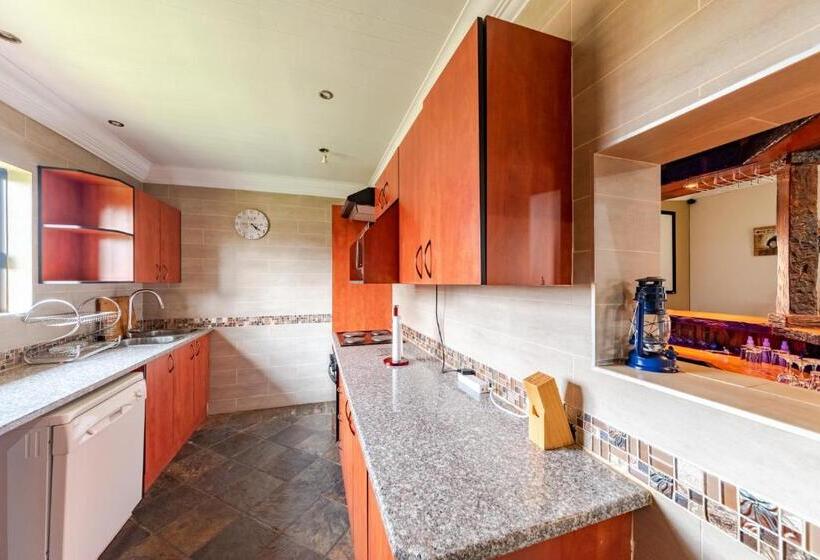 بنسيون Oppiplot Guest House & Venue