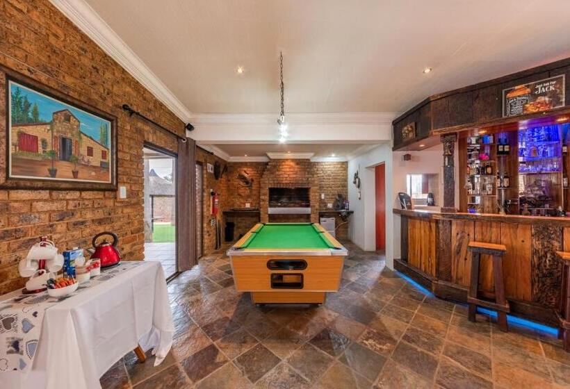 بنسيون Oppiplot Guest House & Venue