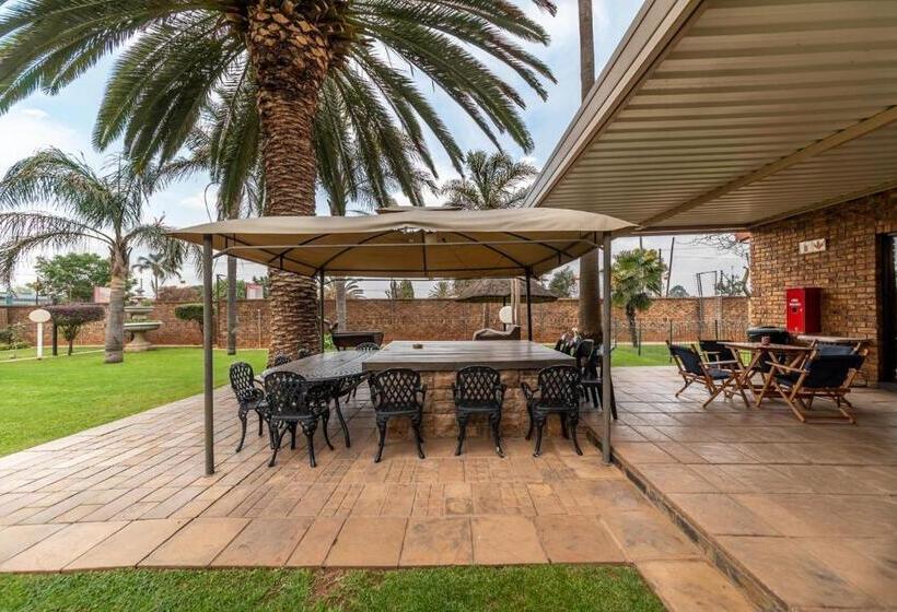 بنسيون Oppiplot Guest House & Venue