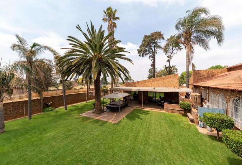 بنسيون Oppiplot Guest House & Venue