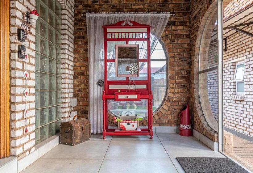 بنسيون Oppiplot Guest House & Venue