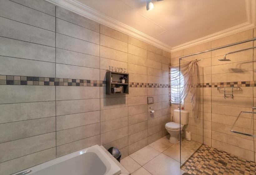 بنسيون Oppiplot Guest House & Venue