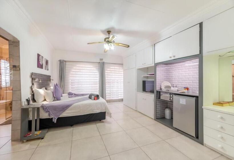 بنسيون Oppiplot Guest House & Venue