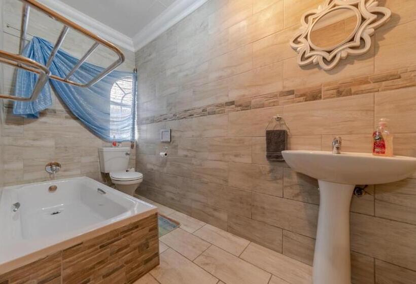 بنسيون Oppiplot Guest House & Venue