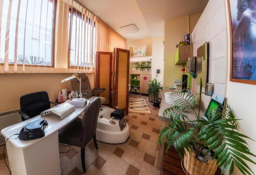 استراحتگاه Apollo Wellness Club