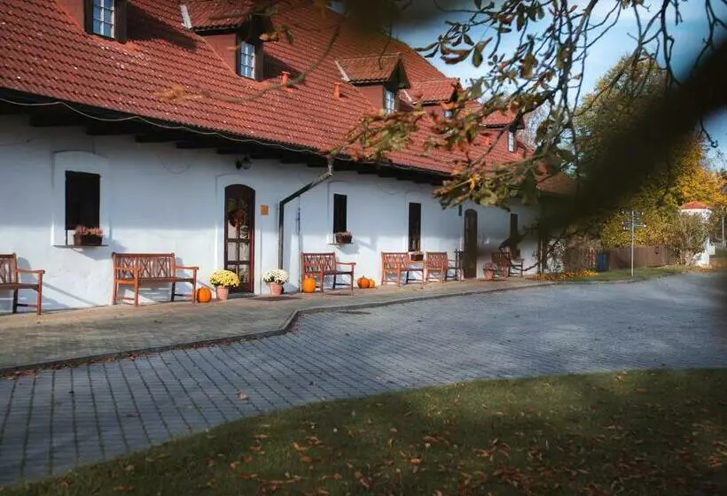 استراحتگاه Darovanský Dvůr   Wellness & Golf