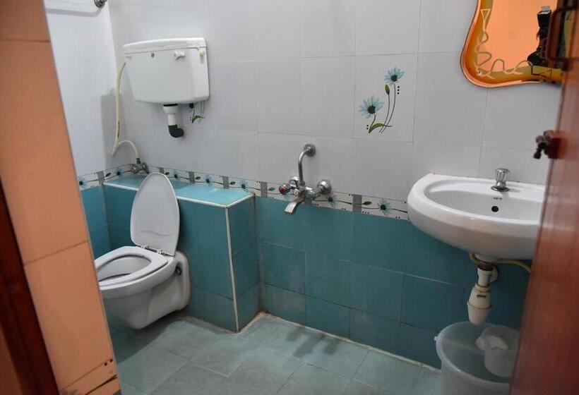 פנסיון R M Guest House