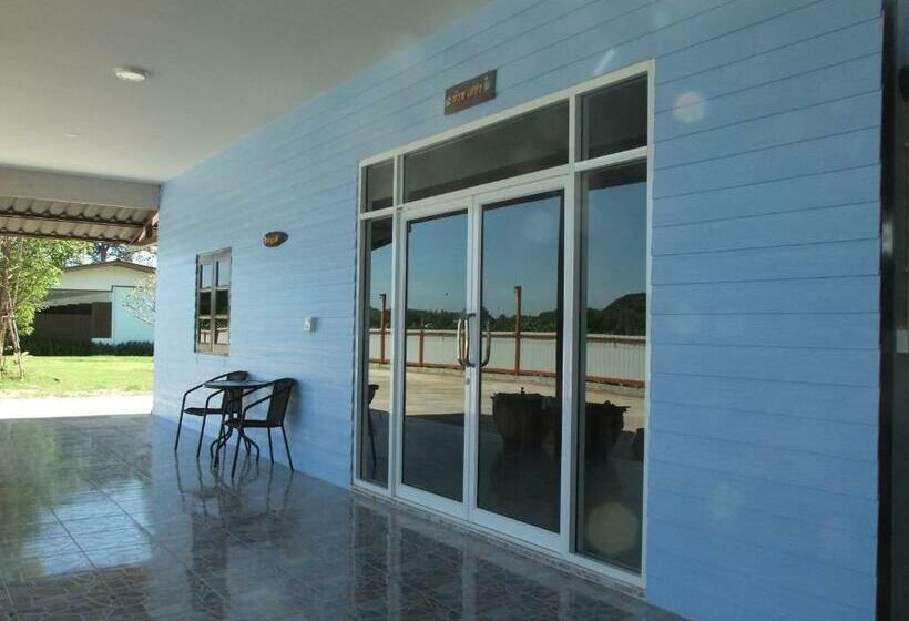 Отель Chao Phraya Home