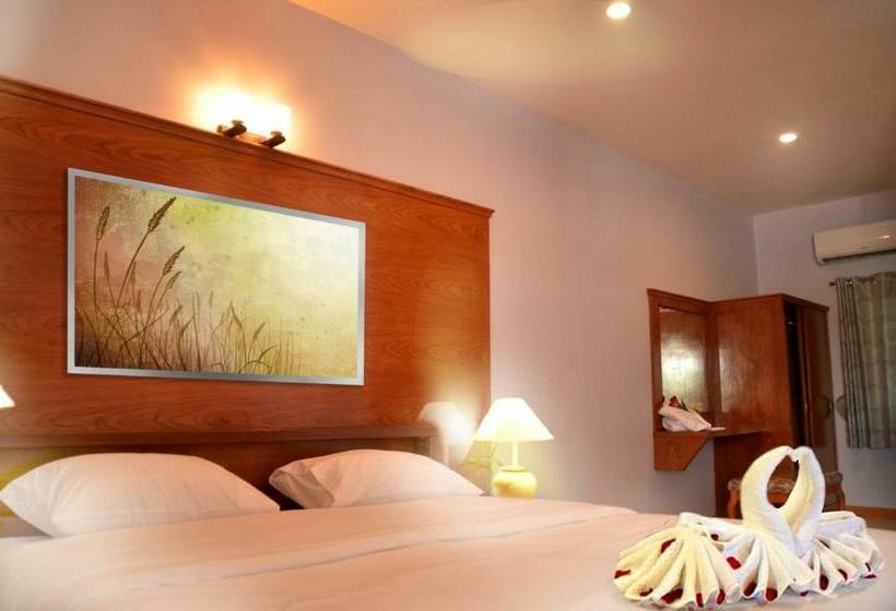 Отель Chao Phraya Home