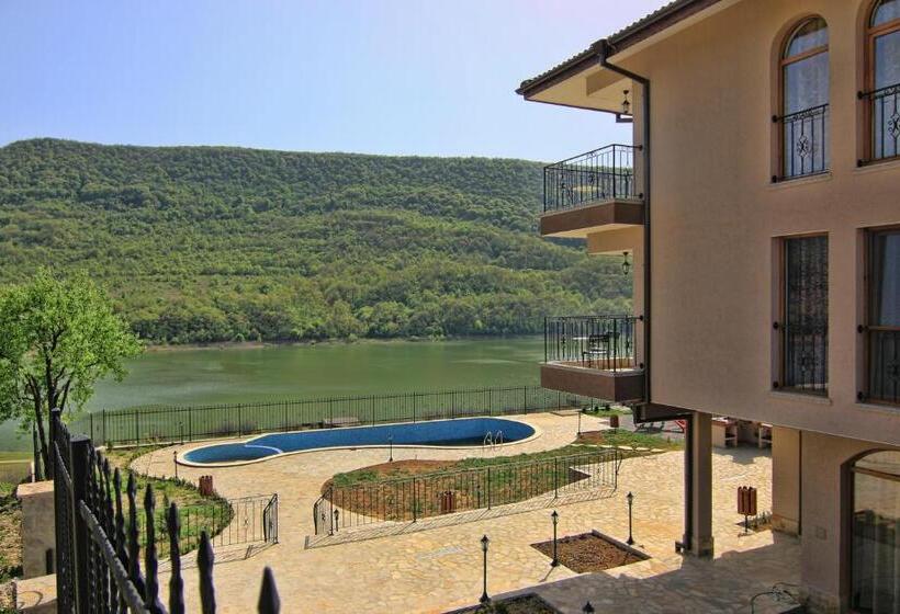 פנסיון Eco House Kitana