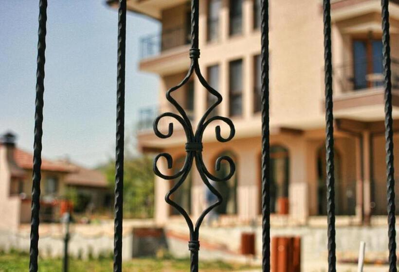 פנסיון Eco House Kitana