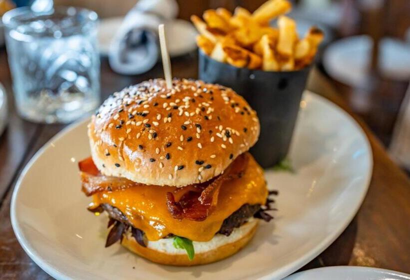 ユースホステル The Inn At Cobble Beach