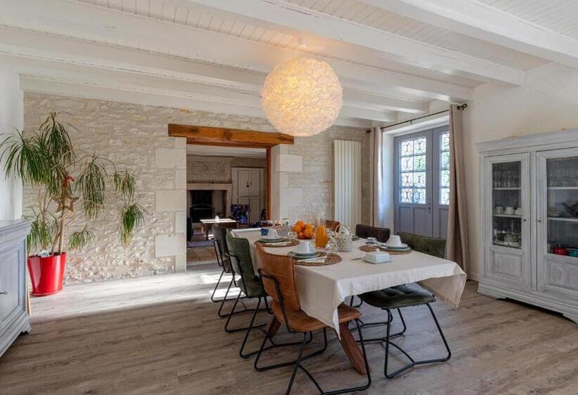 ベッドアンドブレックファースト La Maison De Charlotte   Chambres D Hôtes Futuroscope