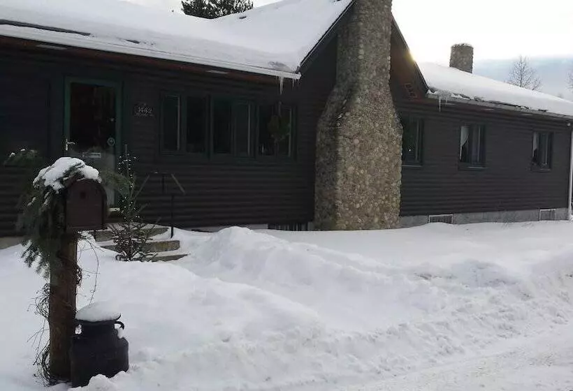 Aamiaismajoitus (B&B) Deer Mountain Lodge & Wilderness Resort