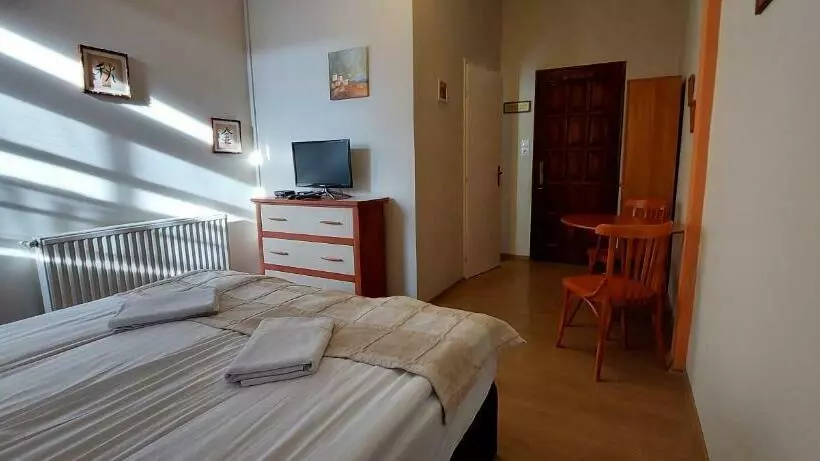 Aamiaismajoitus (B&B) Forrás Fogadó