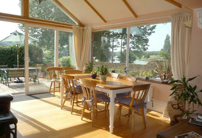 مبيت وإفطار Ivy Hall