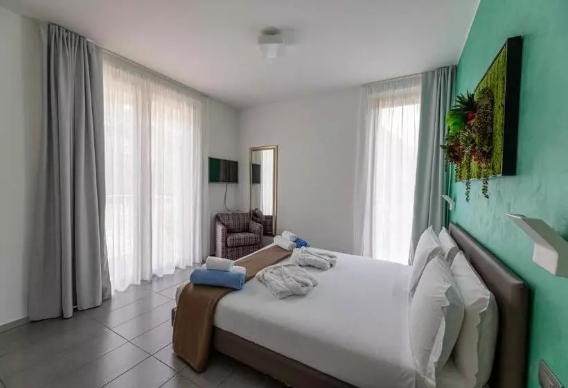 Bellagio Village  4 Apartments By The Lake   Seasonal Warm Pool And Sauna