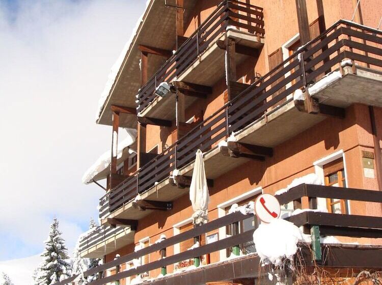 ホテル Albergo Ristorante Pineta