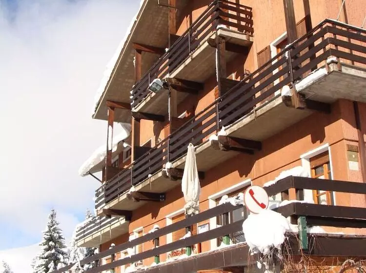 ホテル Albergo Ristorante Pineta