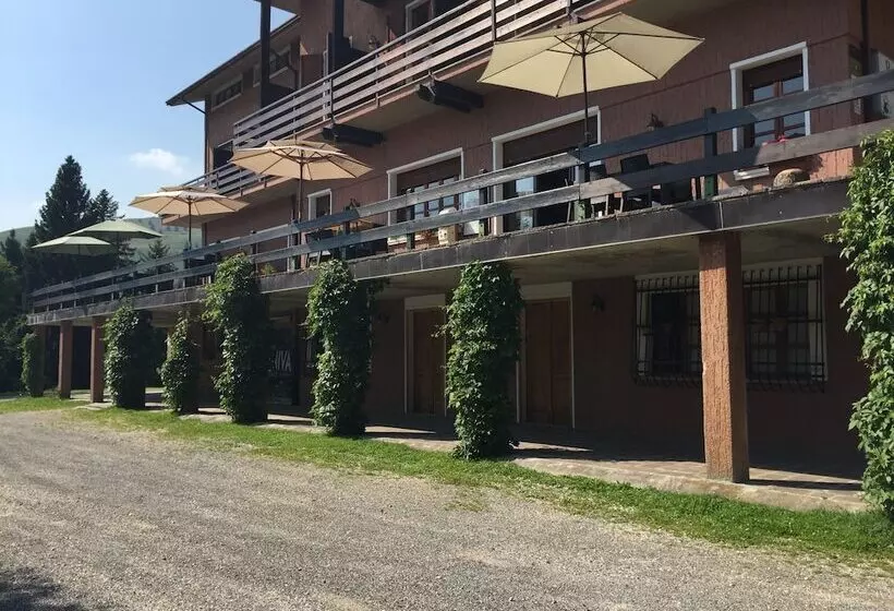 ホテル Albergo Ristorante Pineta