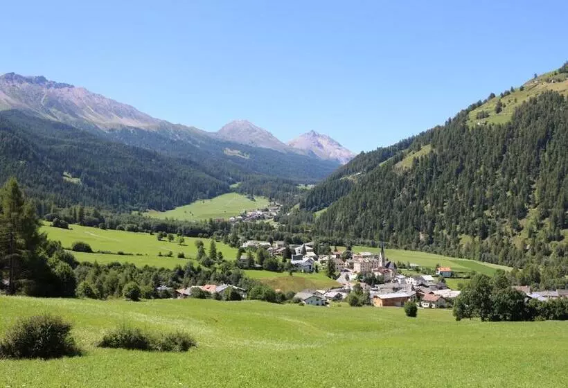 Hotelli Schweizerhof Sta Maria