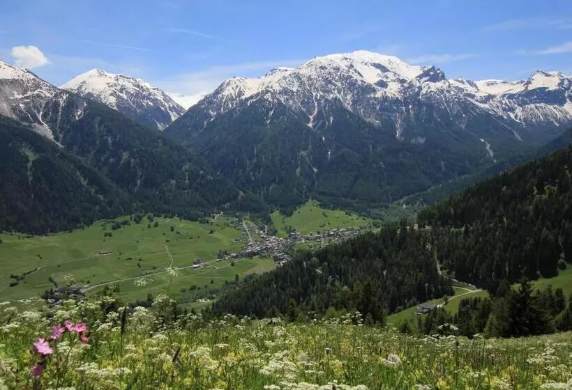 Hotelli Schweizerhof Sta Maria