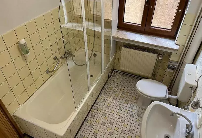 Retkeilymaja Gasthaus Metzgerei Pension Maßem