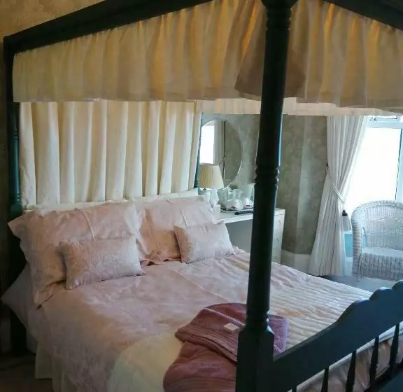 ベッドアンドブレックファースト Captains Lodge