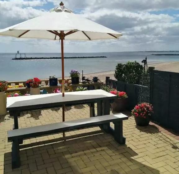 ベッドアンドブレックファースト Captains Lodge