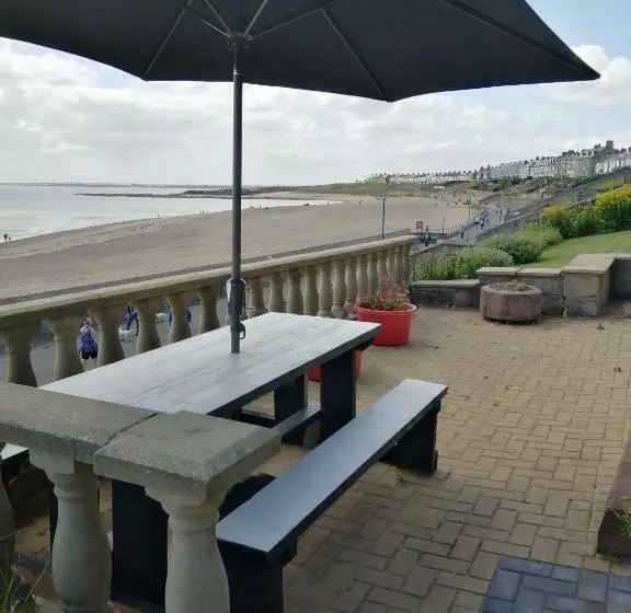 ベッドアンドブレックファースト Captains Lodge