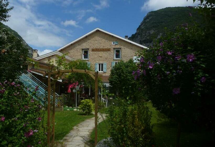 住宿加早餐  La Petite Auberge De Niaux