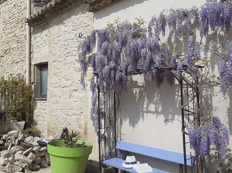 Отель Logis Hôtel Restaurant Le Clos Des Capitelles