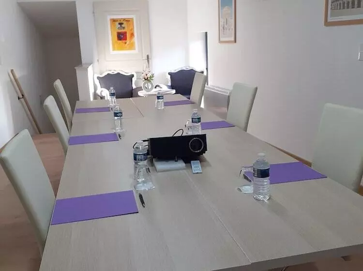 ホテル Logis Hôtel Restaurant Le Clos Des Capitelles