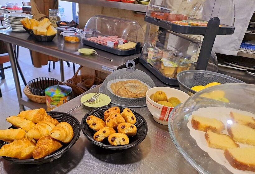 Отель Logis Hôtel Restaurant Le Clos Des Capitelles