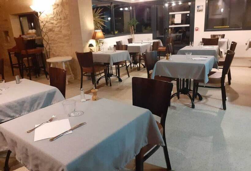 Отель Logis Hôtel Restaurant Le Clos Des Capitelles