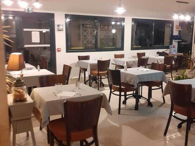 Отель Logis Hôtel Restaurant Le Clos Des Capitelles