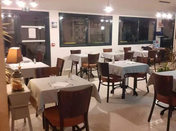 ホテル Logis Hôtel Restaurant Le Clos Des Capitelles