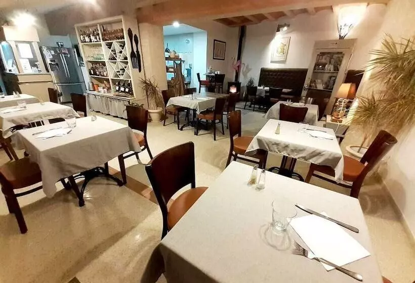 ホテル Logis Hôtel Restaurant Le Clos Des Capitelles