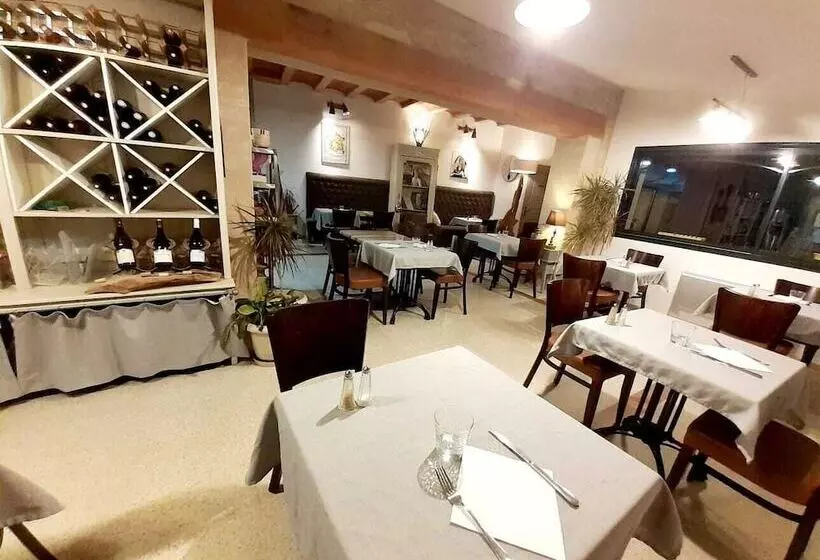 ホテル Logis Hôtel Restaurant Le Clos Des Capitelles