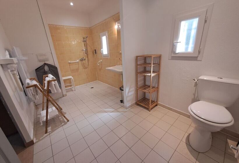 Отель Logis Hôtel Restaurant Le Clos Des Capitelles