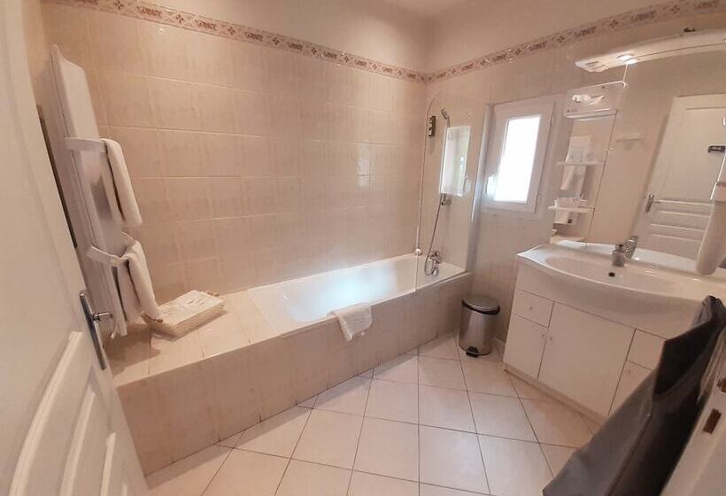 Отель Logis Hôtel Restaurant Le Clos Des Capitelles